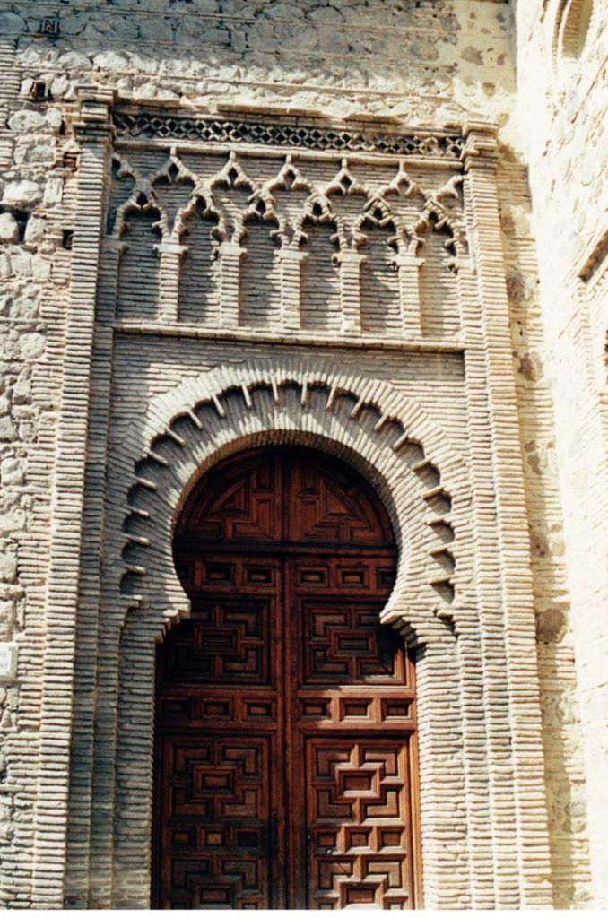Puerta con arco de herradura. Iglesia Santiago del Arrabal, Toledo